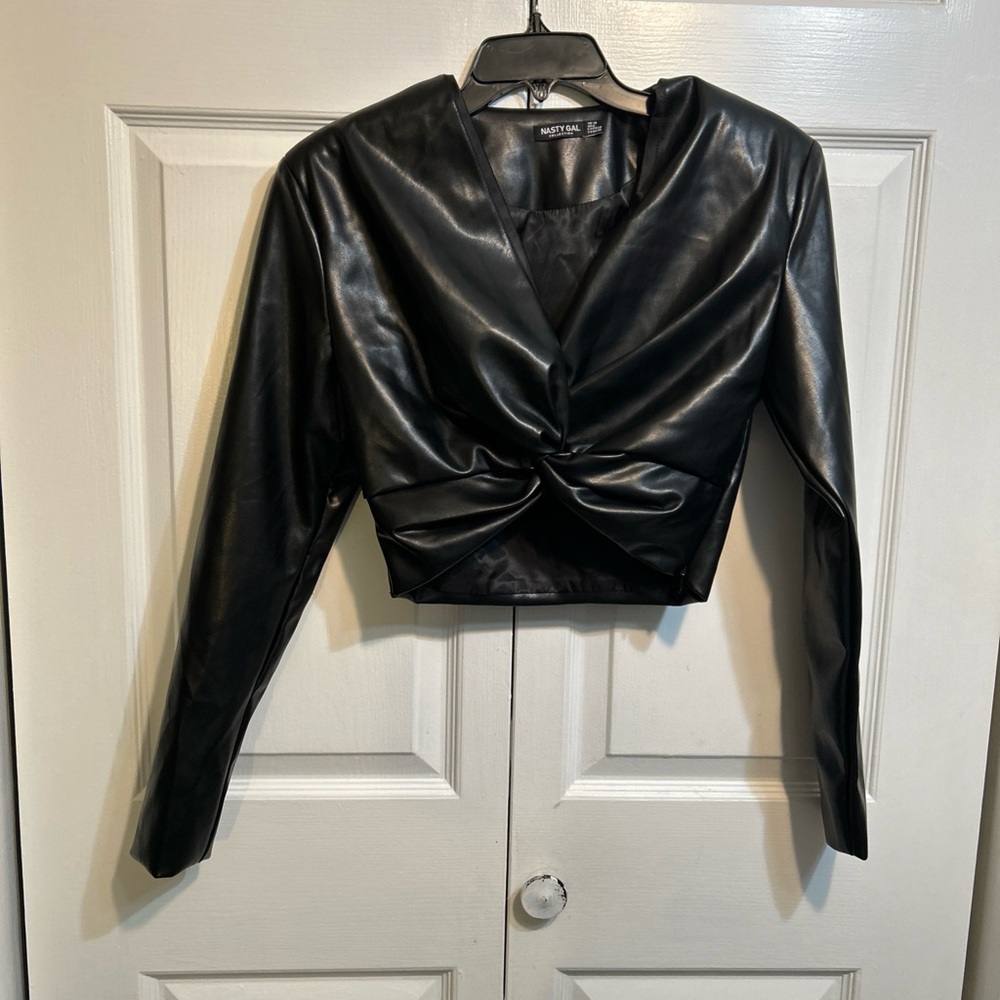 Nasty Gal Faux Leather Cropped Top Crossover Twisted Front Size 6 Black